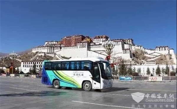 首批國(guó)六客車交付！福田歐輝客車助力拉薩綠色交通品質(zhì)升級(jí)(圖2)