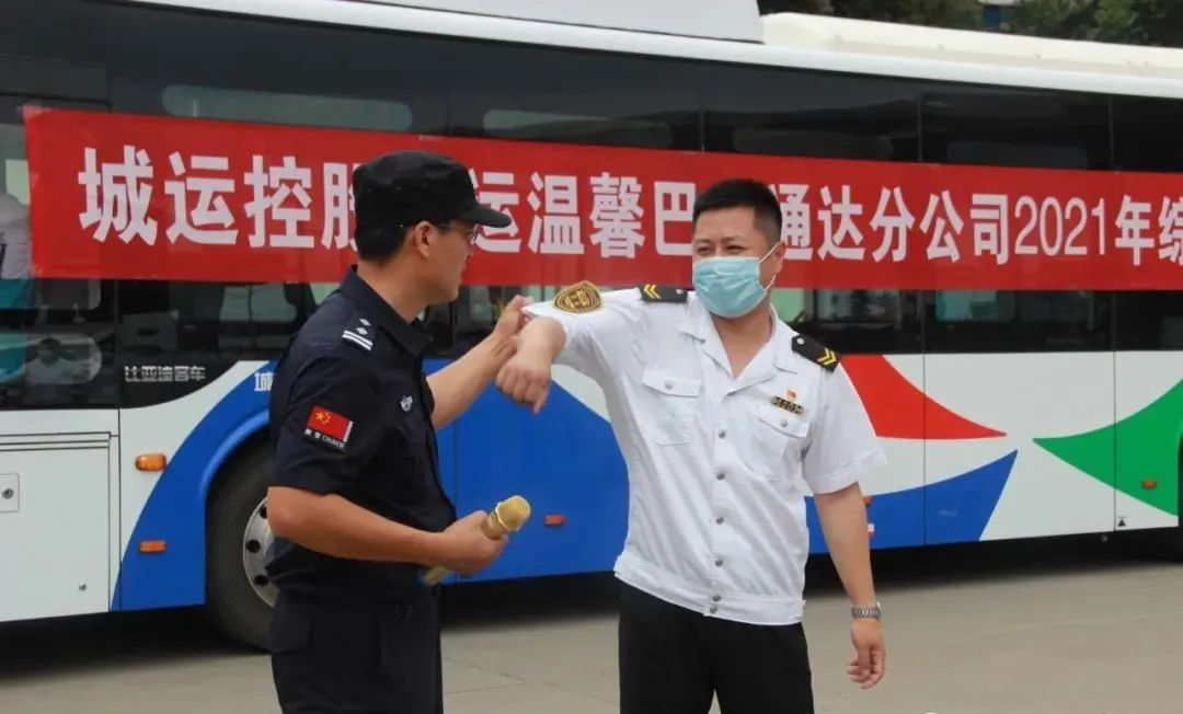 逼真場面猶如警匪片，青島溫馨巴士防恐消防實(shí)戰(zhàn)演練(圖2)