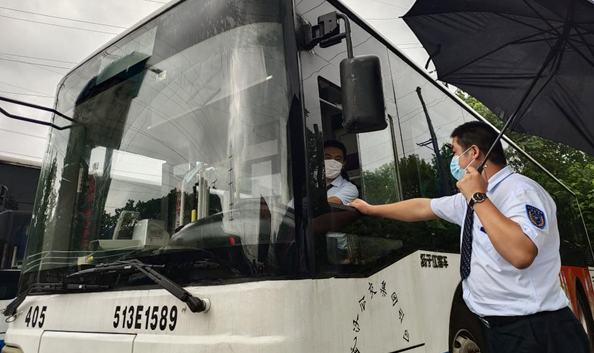 武漢公交多舉措應(yīng)對(duì)強(qiáng)降雨天氣，保障市民安全出行(圖2)