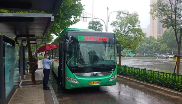 鄭州公交全面排查車輛 確保每臺(tái)車都是市民的“避風(fēng)港”(圖1)