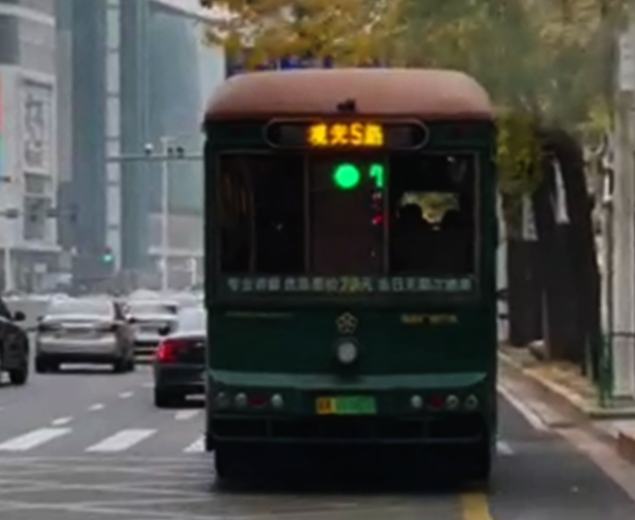 車(chē)尾“預(yù)報(bào)”前方路口紅綠燈？真的！ 這輛公交車(chē)變身“移動(dòng)交通信號(hào)燈”(圖1)