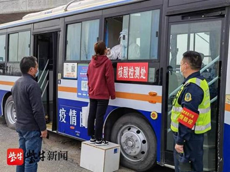 好辦法！“退役”公交車變身疫情防控“值班室”(圖1)