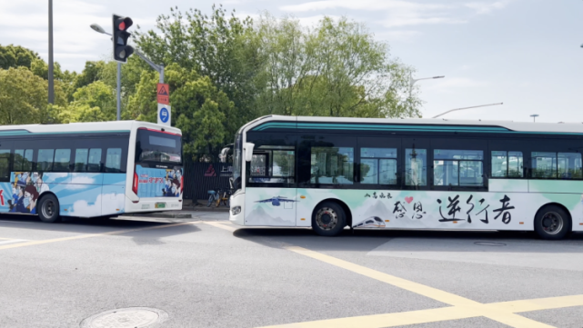 上海100多輛公交車首次推出抗疫海報，將這座城市的感念和心愿載于公交車身！(圖2)